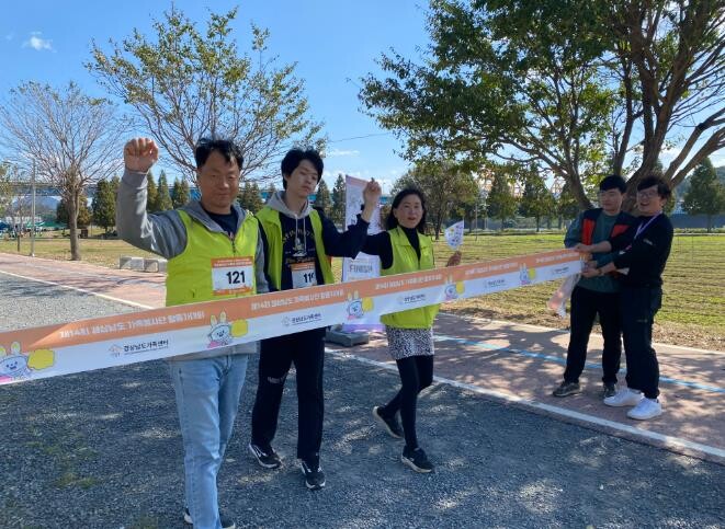 산청 윤종희씨 가족, 경남도의회 의장...