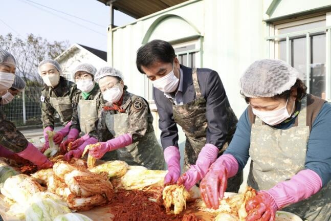 보은군 여성예비군, 김장 250포기 ...