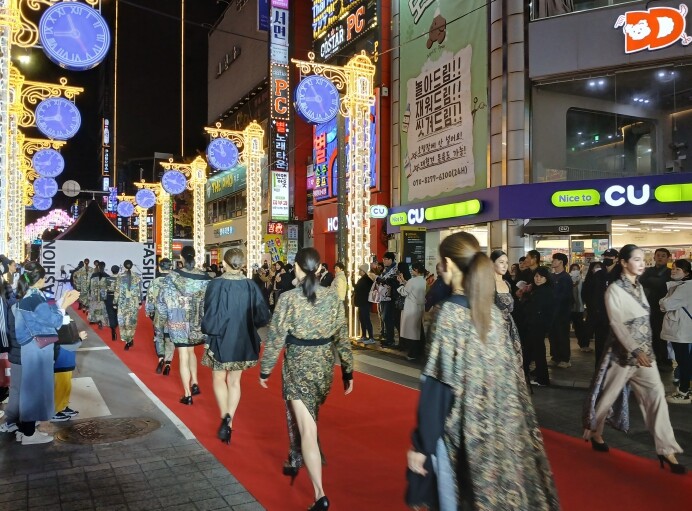 부산진구, 서면1번가 패션쇼 성황리 ...