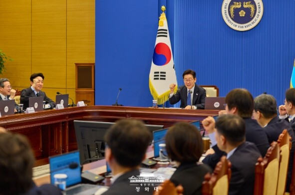 이재명 대통령, 수석·보좌관 회의 주재