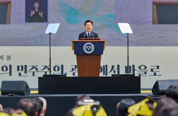 이재명 대통령 부부, 故 노무현 前 대통령 서거 17주기 추도식 사전 환담