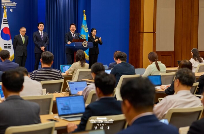 이재명 대통령 "교황에게 DMZ 및 북한 방문 요청"…교황 "적극 고려하겠다"